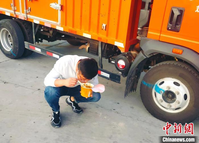 由于沿路疫情原因，閆光宇和朋友只能在服務(wù)區(qū)簡(jiǎn)餐?！∴嵟?攝