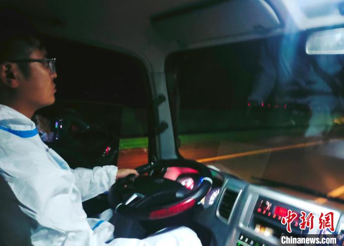 星夜疾馳，只為讓防疫物資早日抵達(dá)西藏?！∴嵟?攝