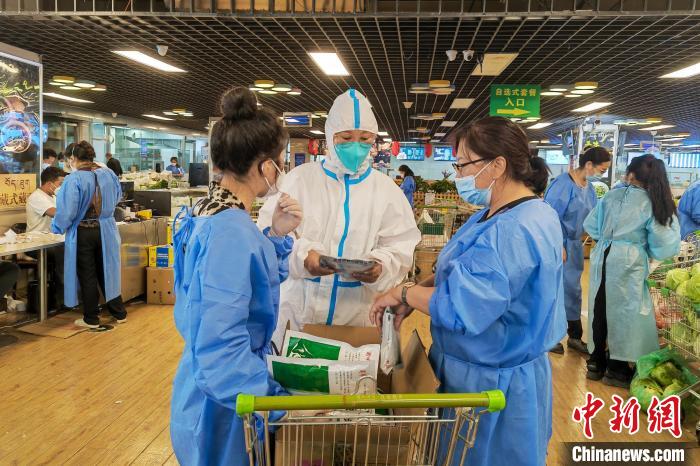 圖為疫情期間，西藏格拉丹東超市調(diào)配物資，保障市場供應?！∈茉L者供圖