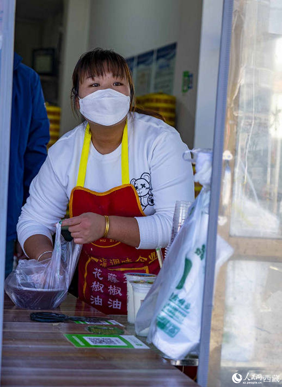 包子店老板正在為顧客打包早餐。人民網(wǎng) 次仁羅布攝