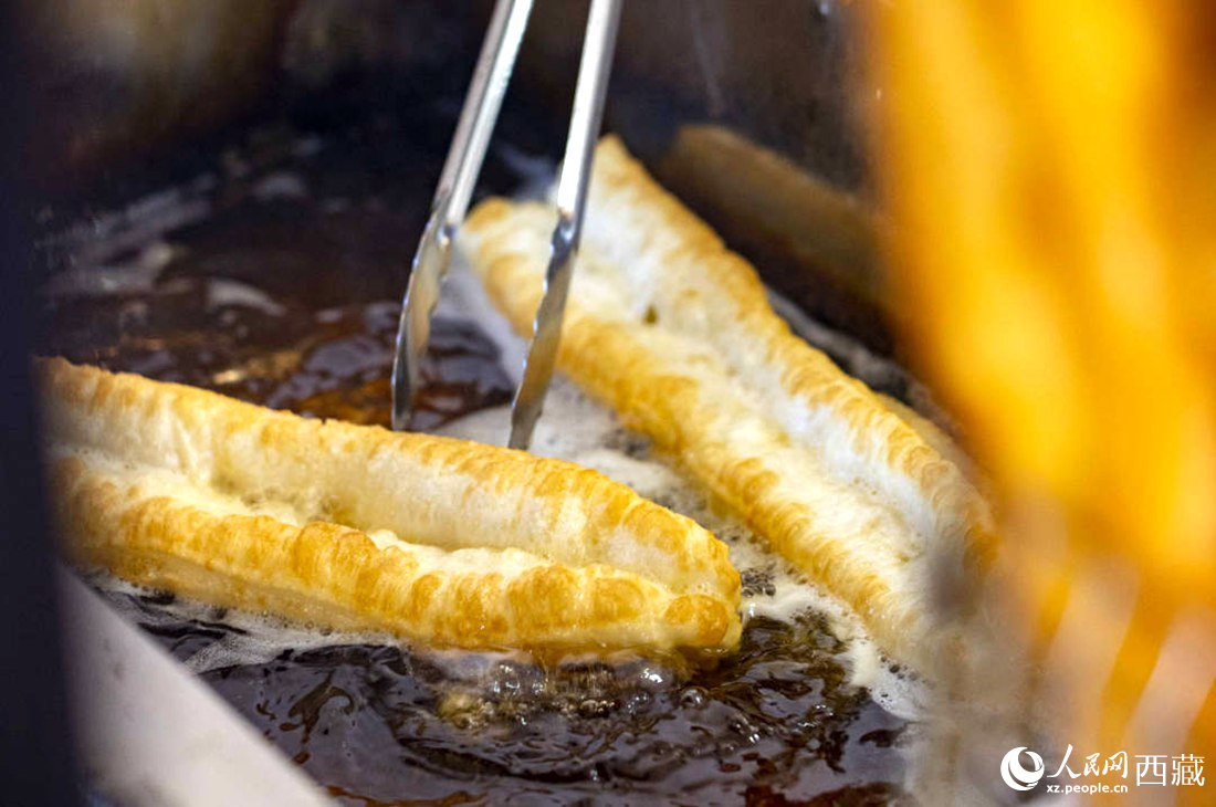 熱氣騰騰的油條。人民網(wǎng) 次仁羅布攝