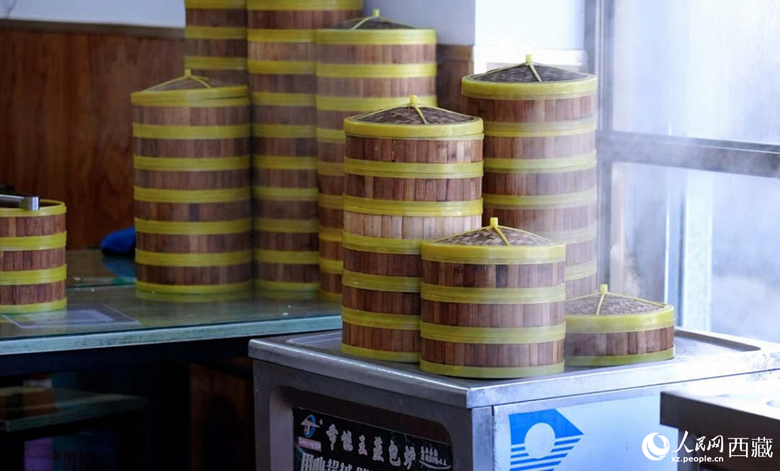 電蒸箱上擺滿了多屜熱氣騰騰的包子。人民網(wǎng) 次仁羅布攝
