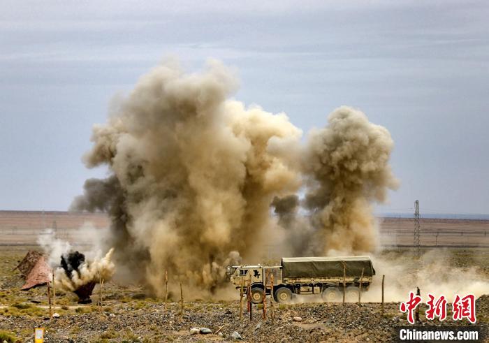 圖為模擬運輸分隊通過炮火路段。　 王先鋒 攝