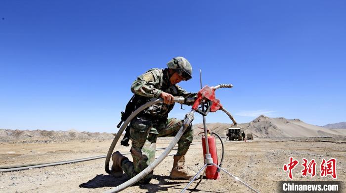 圖為官兵為群車加油?！?胡吉容 攝