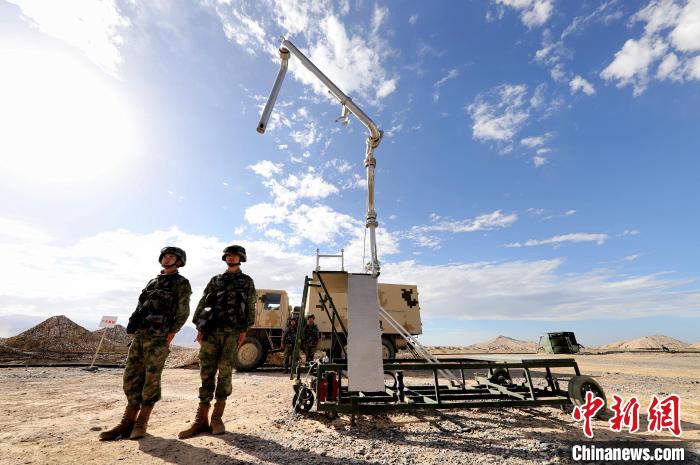 圖為野戰(zhàn)油庫開設(shè)?！?唐 堯 攝