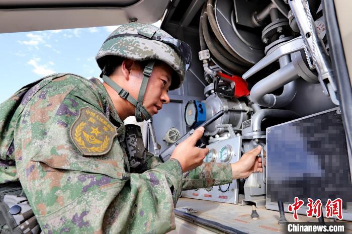 圖為群車加油科目演練現(xiàn)場?！?王先鋒 攝