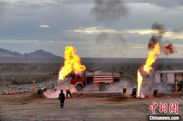 圖為野戰(zhàn)管線搶修?！?鄒寧寧 攝