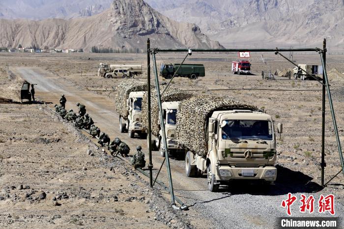 圖為野戰(zhàn)管線鋪設(shè)?！〕套颖?攝