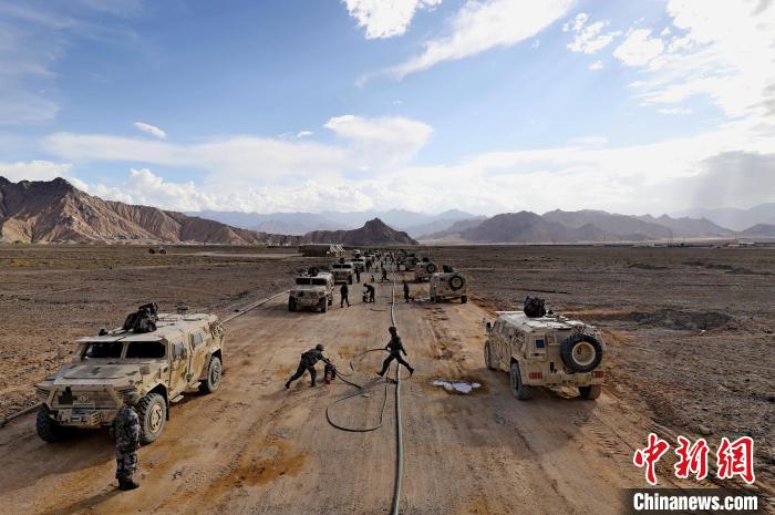 圖為群車加油科目演練現(xiàn)場?！?祁漢智 攝