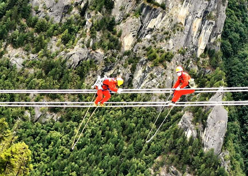 9月15日，電力檢修人員開展左波線米堆冰川段導(dǎo)線扭絞處理走線作業(yè)。旦尼攝