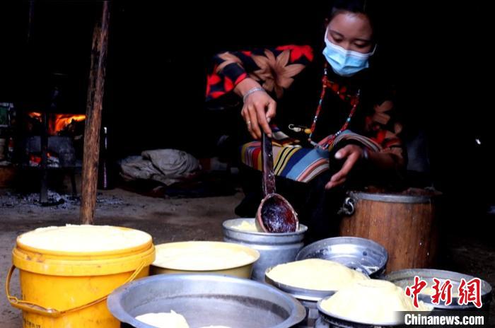 圖為牧民正在制作酥油。　日喀則文聯(lián)供圖