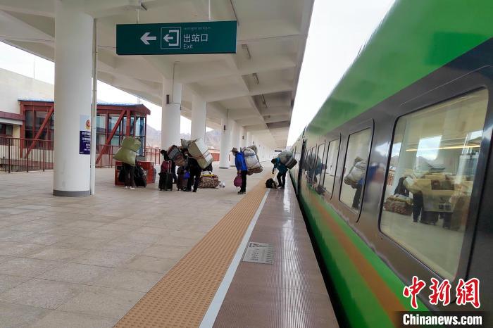 乘客乘復(fù)工專列抵達(dá)日喀則?！±_車務(wù)段 供圖