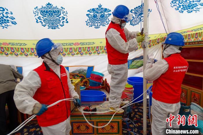 圖為西藏類烏齊縣供電部門為臨時隔離點50頂帳篷進行用電接入。　洛松登珠 攝