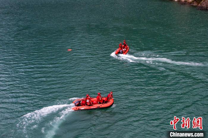 消防員操作舟艇進行s型繞標?！『罱?攝