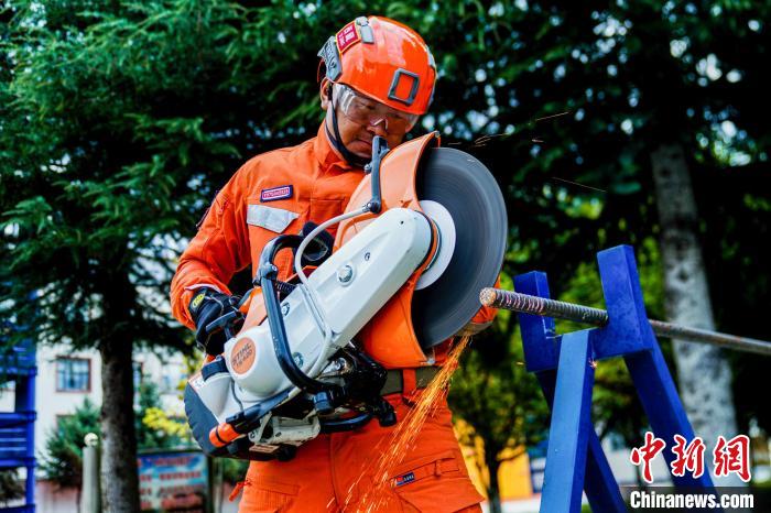 西藏林芝森林消防年度綜合救援技能大練兵活動現場?！『罱?攝