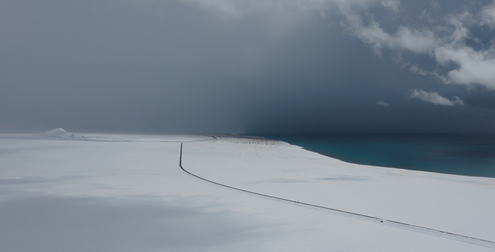 西藏阿里地區(qū)改則縣迎來初雪，銀裝素裹，美如畫卷。