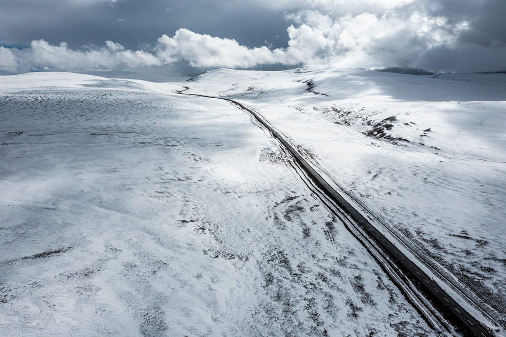 西藏阿里地區(qū)改則縣迎來初雪，銀裝素裹，美如畫卷。