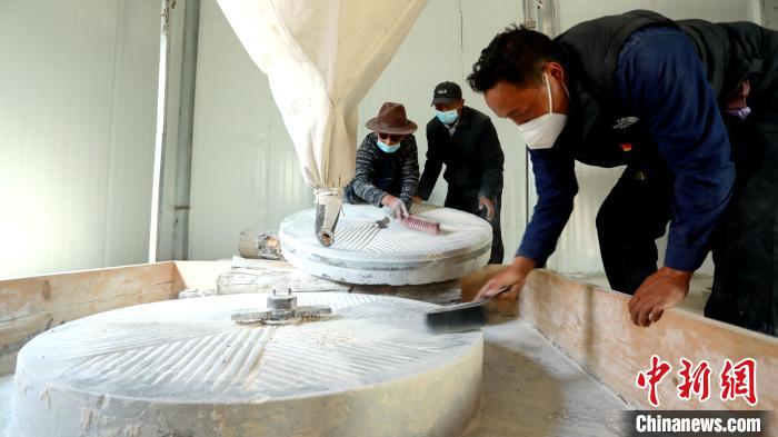 圖為合作社負責人完成糌粑加工后清掃水磨設(shè)施。　嘉黎縣融媒體中心供圖