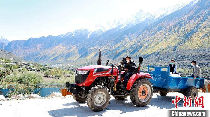 圖為工作人員將把加工完成的糌粑運送至村民手中。　嘉黎縣融媒體中心供圖