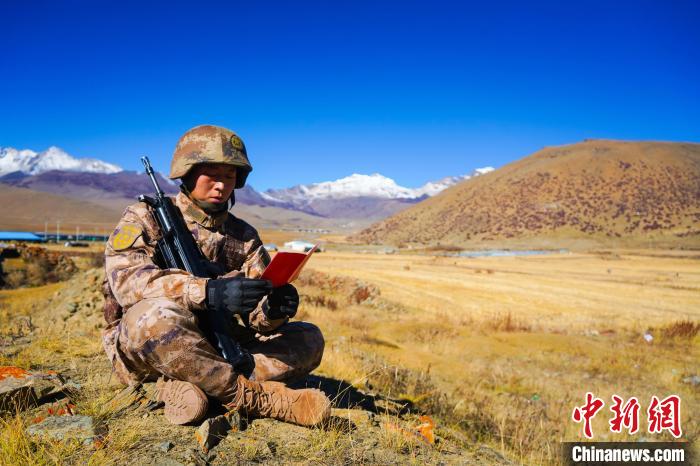 戰(zhàn)士正在品讀該團(tuán)制作下發(fā)的二十大報(bào)告內(nèi)容匯編“口袋書” 。　西藏山南軍分區(qū)某團(tuán)供圖