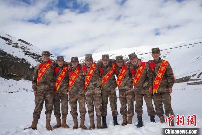 退伍老兵合照留念?！∥鞑厣侥宪姺謪^(qū)某團供圖