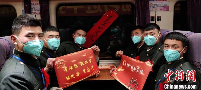 退伍老兵在退伍專列上合影留念?！∥鞑厣侥宪姺謪^(qū)某團供圖