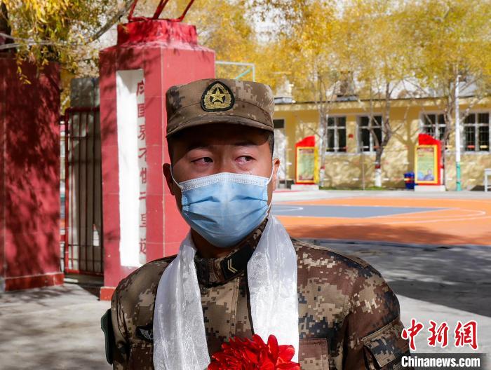 圖為什布奇邊防連退伍老兵臨別前再看一眼連隊(duì)?！詵| 攝