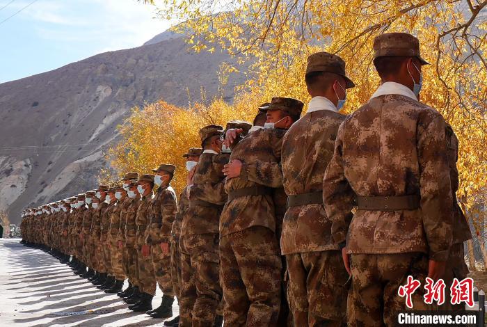 圖為什布奇邊防連退伍老兵與戰(zhàn)友相擁而泣，依依惜別?！⌒觳?攝