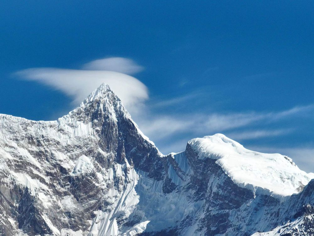 雅魯藏布江遠處的雪山風光。