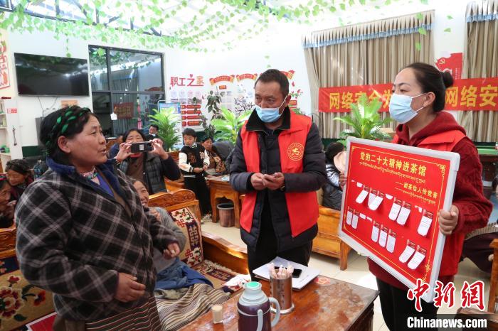 圖為瓊結(jié)縣村民參與問答?！愔闈扇?攝