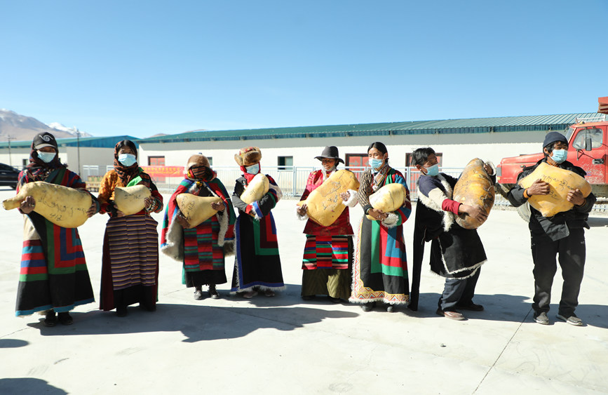 茶措村牧區(qū)改革合作社酥油分紅現(xiàn)場(chǎng)。索朗仁青 攝