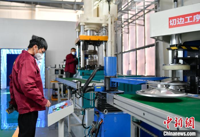 圖為炊具生產線。　貢嘎來松 攝