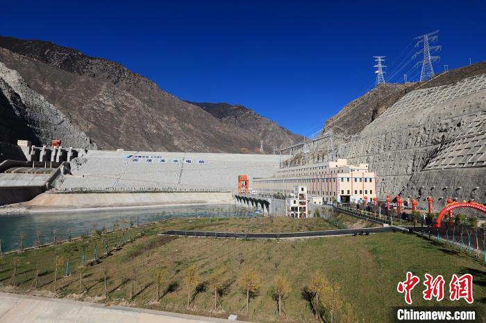 圖為金沙江上游蘇洼龍水電站?！⊥趵?攝