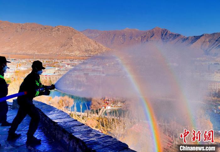 12月6日，布達(dá)拉宮消防救援大隊(duì)在布達(dá)拉宮山體林草區(qū)域開(kāi)展?jié)窕ぷ??！㈣?攝