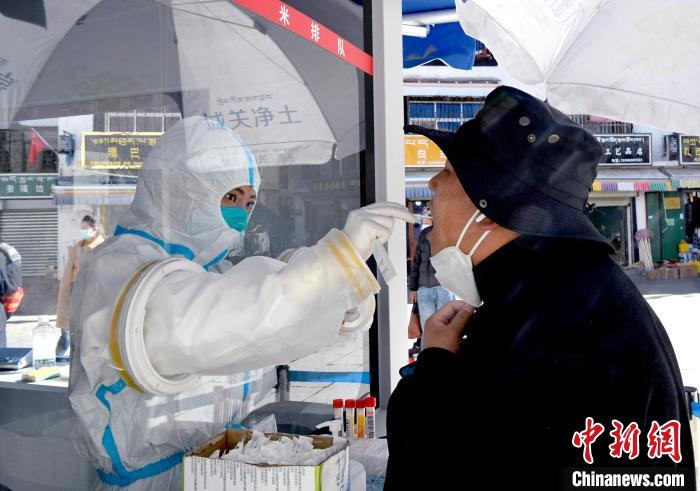 12月7日，拉薩市民正在進行核酸檢測?！±盍?攝