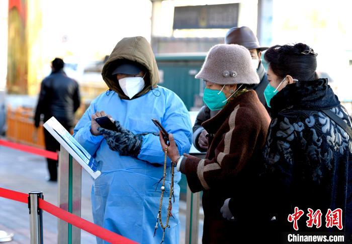 12月7日，拉薩市民掃碼進入銀行辦理業(yè)務(wù)?！±盍?攝