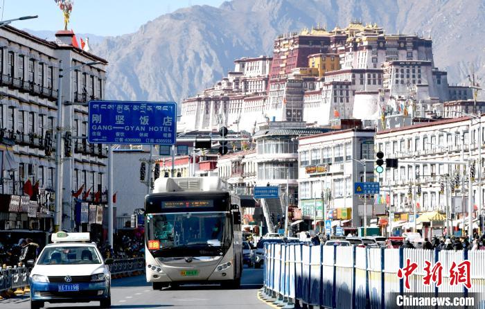 12月7日，一輛公交車從拉薩市城關(guān)區(qū)北京東路駛過?！±盍?攝