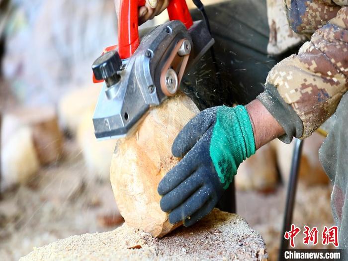 圖為手工藝人正在制作木碗。　德吉 　攝