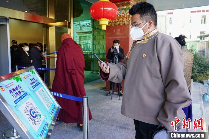 圖為政協(xié)委員掃場(chǎng)所碼進(jìn)入會(huì)場(chǎng)?！〗w波 攝