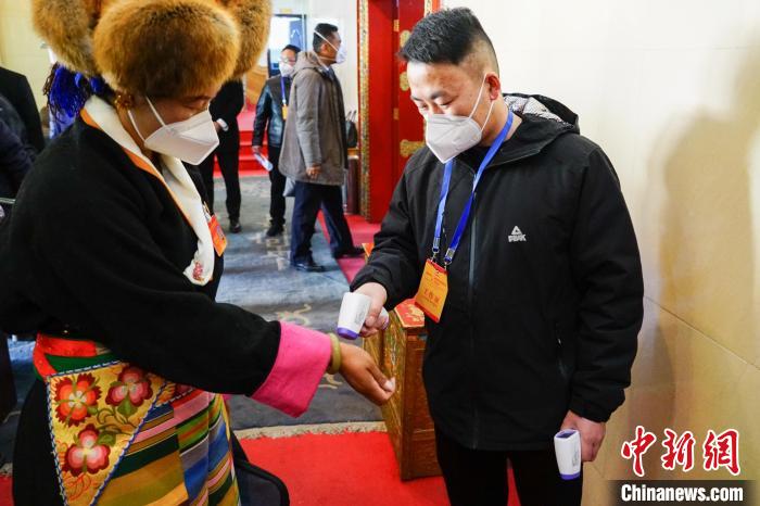 政協(xié)委員測(cè)體溫后入場(chǎng)。　江飛波 攝