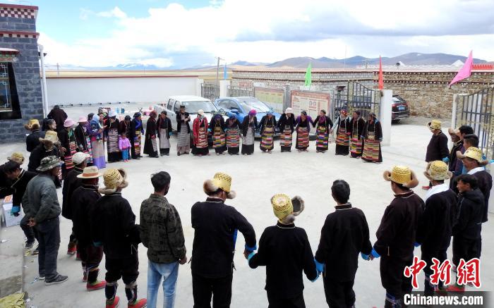 圖為普瑪江塘鄉(xiāng)民眾載歌載舞?！±丝ㄗ涌h網(wǎng)信辦供圖