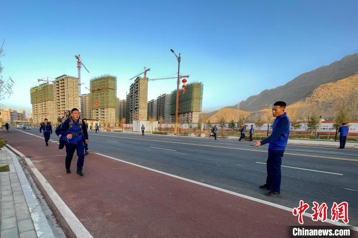 負(fù)重5公里體能訓(xùn)練?！∥鞑厣窒揽傟?duì)特勤大隊(duì) 供圖