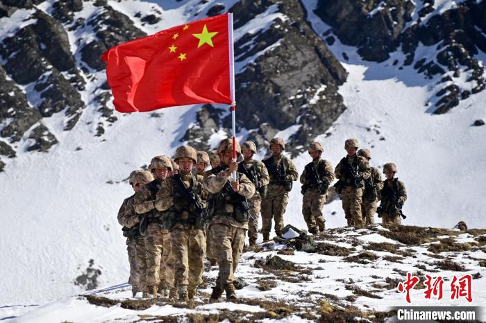 官兵們在巡邊途中。　曾厚望 攝