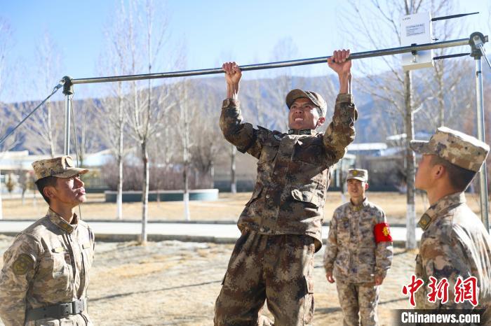 單杠引體向上現(xiàn)場，選手竭盡全力突破自我。　吳蒙昆 攝