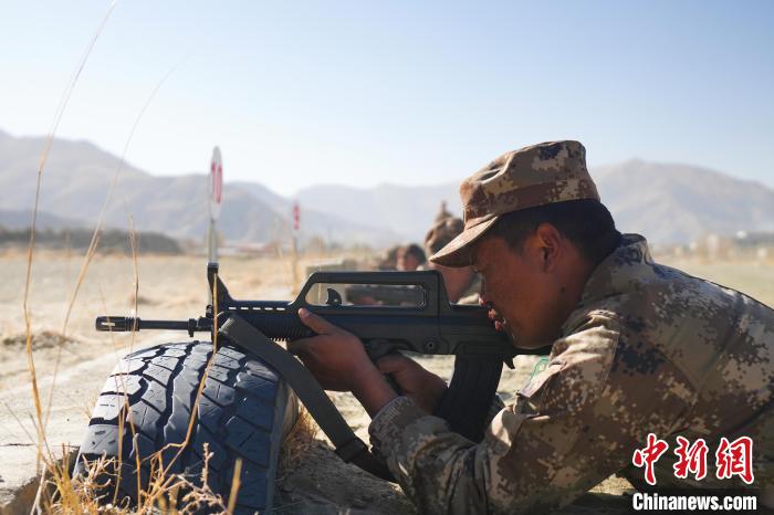 參賽民兵在進(jìn)行瞄準(zhǔn)?！敲衫?攝