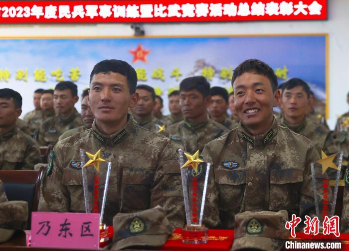 表彰大會上，獲獎選手開心瞬間?！敲衫?攝