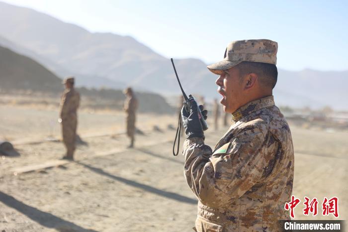 裁判員羅布次仁下達(dá)“臥姿裝子彈”口令?！敲衫?攝