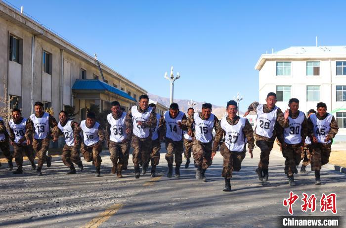 3000米開賽，選手們奮勇爭先?！敲衫?攝