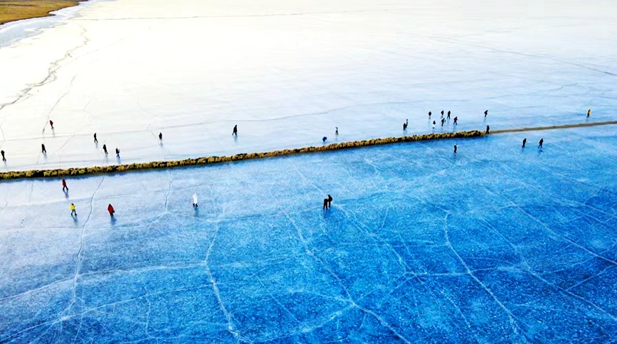 航拍冰上轉(zhuǎn)場(chǎng)。 張虎攝