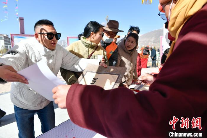 圖為展銷(xiāo)會(huì)現(xiàn)場(chǎng)?！∝暩聛?lái)松 攝